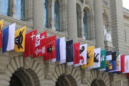 Le bandiere dei 26 Cantoni esposte a Berna all'esterno della sede del Palazzo Federale