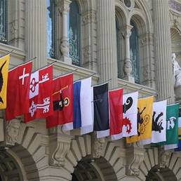 Le bandiere dei 26 Cantoni esposte a Berna all'esterno della sede del Palazzo Federale