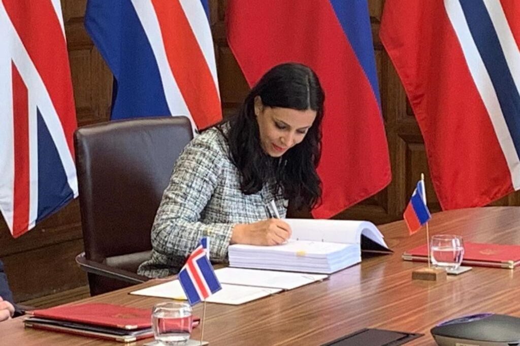 La Ministra degli Esteri del Liechtenstein, Dominique Hasler, a Londra al momento della firma dell'accordo di libero scambio fra EFTA e Regno Unito