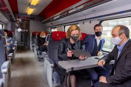 Viaggiatori su un treno SBB CFF FFS in Svizzera