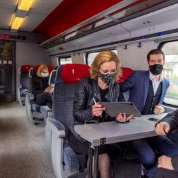 Viaggiatori su un treno SBB CFF FFS in Svizzera