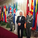 Dejan Štancer, Chairman dell'organizzazione Global Chamber of Business Leaders, accanto a una statua dell'imperatore Francesco Giuseppe I d'Asburgo, nel palazzo dell'Hofburg a Vienna, in occasione di un evento di gala dell'Organizzazione per la Cooperazione Economica in Europa (OECE)