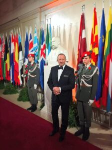 Dejan Štancer, Chairman dell'organizzazione Global Chamber of Business Leaders, accanto a una statua dell'imperatore Francesco Giuseppe I d'Asburgo, nel palazzo dell'Hofburg a Vienna, in occasione di un evento di gala dell'Organizzazione per la Cooperazione Economica in Europa (OECE)