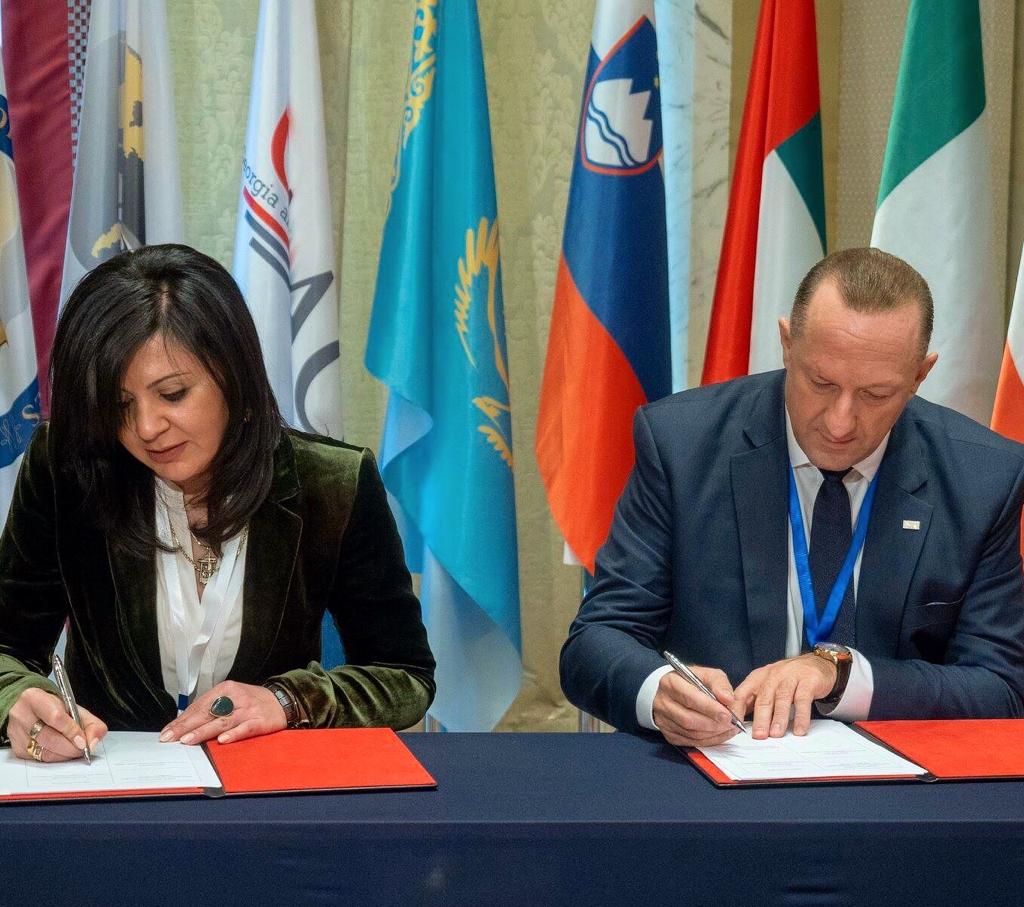 Dejan Štancer ed Ekaterina Maisuradze alla firma del memorandum di cooperazione tra il Kazakh-Slovenian Business Club (KSBC) e la Camera di Commercio Georgia-Africa-Asia (GAACC), a Tbilisi, in Georgia, nel 2018