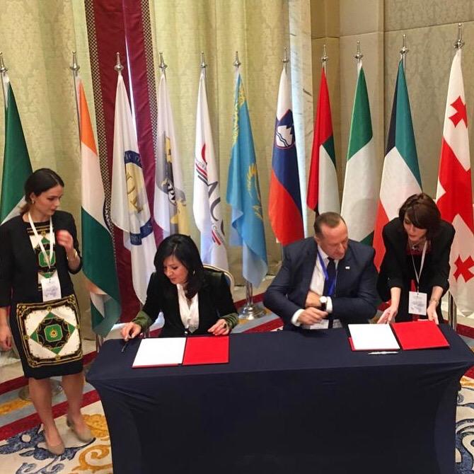 Dejan Štancer ed Ekaterina Maisuradze alla firma del memorandum di cooperazione tra il Kazakh-Slovenian Business Club (KSBC) e la Camera di Commercio Georgia-Africa-Asia (GAACC), a Tbilisi, in Georgia, nel 2018