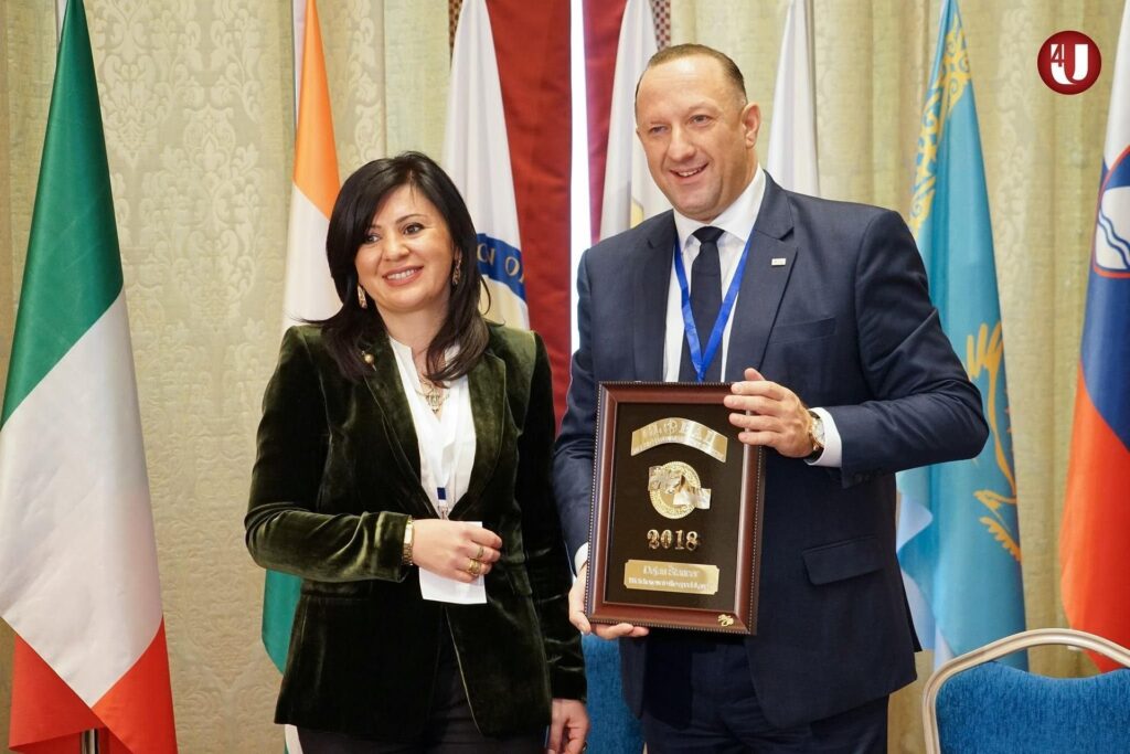 Dejan Štancer, Chairman dell'organizzazione Global Chamber of Business Leaders, con Ekaterina Maisuradze, presidentessa della Camera di Commercio Georgia-Africa-Asia (GAACC), in occasione della consegna dei premi speciali a uno dei tre ospiti d'onore del Global Investment Forum, tenutosi a Tbilisi, in Georgia