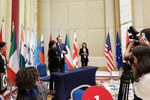 Dejan Štancer, Chairman dell'organizzazione Global Chamber of Business Leaders, con Ekaterina Maisuradze, presidentessa della Camera di Commercio Georgia-Africa-Asia (GAACC), in occasione della consegna dei premi speciali a uno dei tre ospiti d'onore del Global Investment Forum, tenutosi a Tbilisi, in Georgia