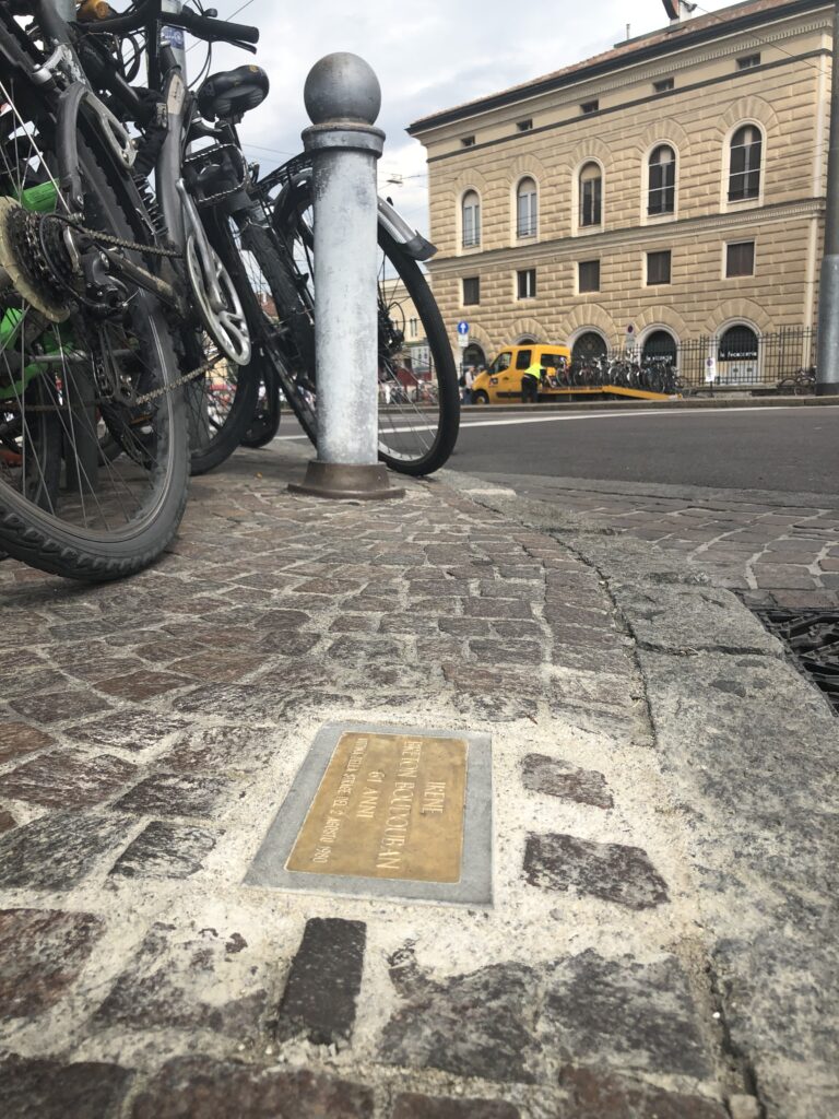 La pietra d'inciampo collocata in memoria dell’orologiaia giurassiana Irene Breton, vittima della strage di Bologna