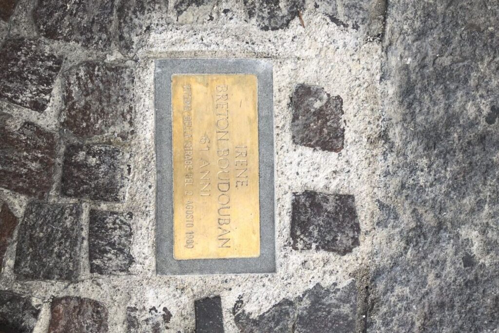 La pietra d'inciampo collocata in memoria dell’orologiaia giurassiana Irene Breton, vittima della strage di Bologna