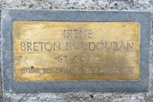 La pietra d'inciampo collocata in memoria dell’orologiaia giurassiana Irene Breton, vittima della strage di Bologna