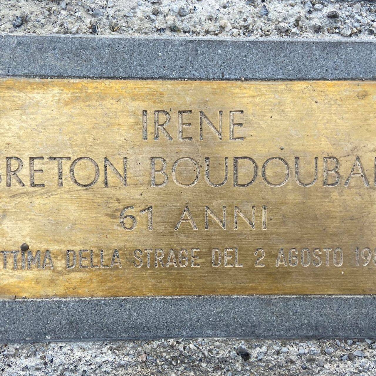 La pietra d'inciampo collocata in memoria dell’orologiaia giurassiana Irene Breton, vittima della strage di Bologna