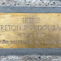 La pietra d'inciampo collocata in memoria dell’orologiaia giurassiana Irene Breton, vittima della strage di Bologna