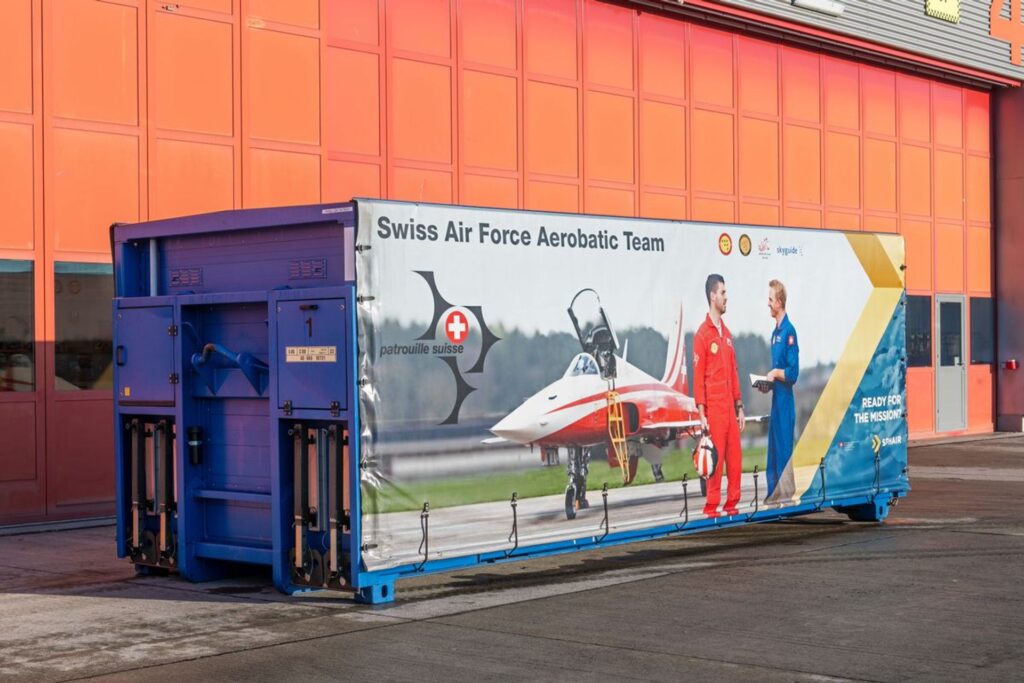 Un container raffigurante un velivolo della Patrouille Suisse e i suoi aviatori