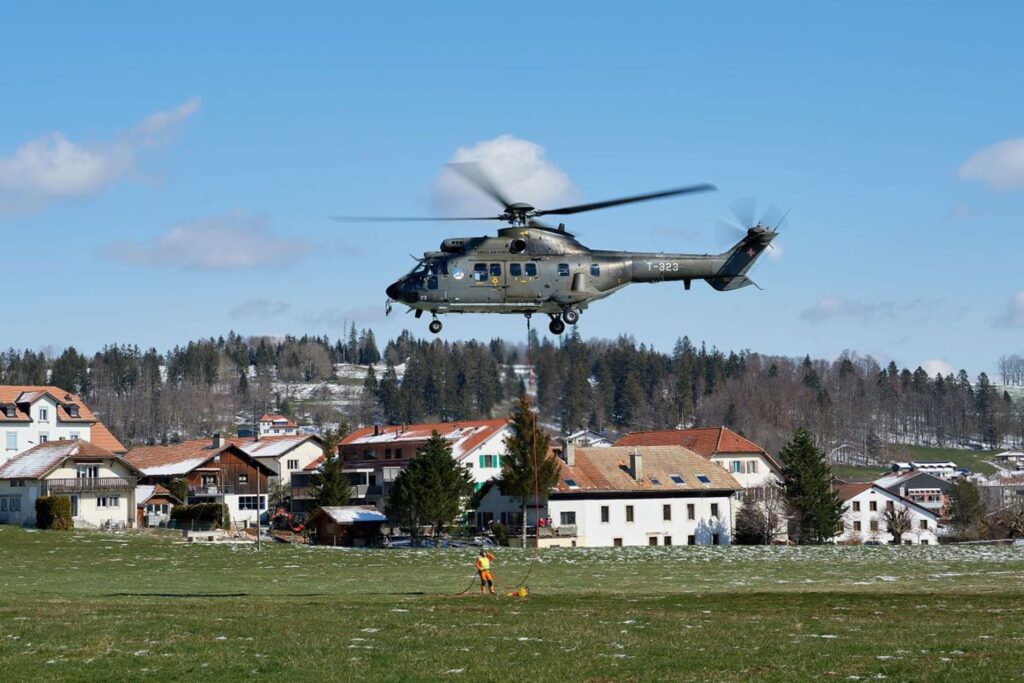 Un elicottero della Forza Aerea Svizzera in un'ardua fase di intervento