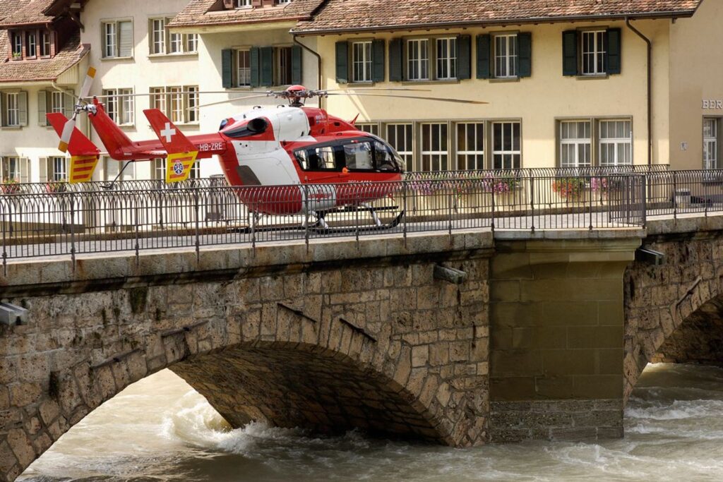 Un elicottero della REGA atterrato su un ponte in fase di soccorso