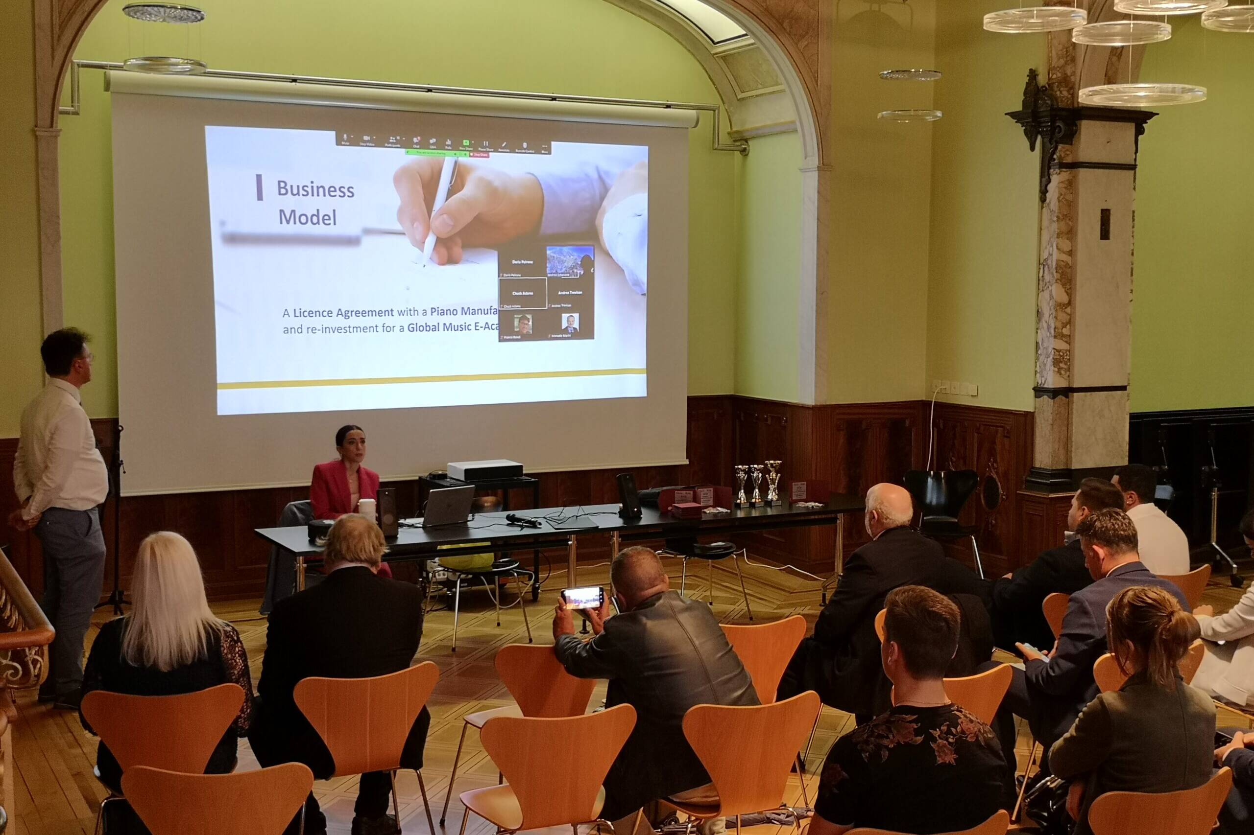 Eleonora Bafunno, rappresentante di Bafunno Mechanics, durante la cerimonia conclusiva del Premio Start Up e PMI Innovative il 18 settembre a Zurigo