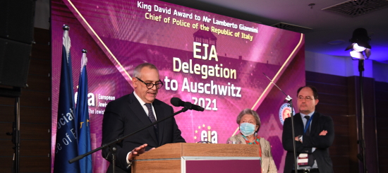 La consegna del "King David Award" a Cracovia a Lamberto GIannini, capo della Polizia di Stato italiana, da parte della European Jewish Association