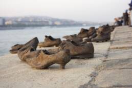 Le scarpe degli ebrei ungheresi sterminati durante il Terzo Reich, collocate a Budapest lungo il corso del Danubio, simboleggiano l'immane tragedia dell'olocausto