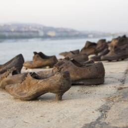 Le scarpe degli ebrei ungheresi sterminati durante il Terzo Reich, collocate a Budapest lungo il corso del Danubio, simboleggiano l'immane tragedia dell'olocausto