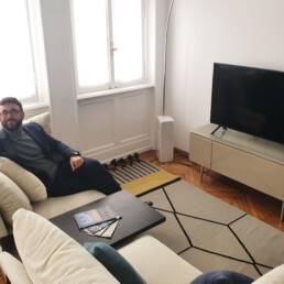 Gianluca Tirozzi di bitCorp nel salotto del proprio ufficio in Galleria del Corso a Milano