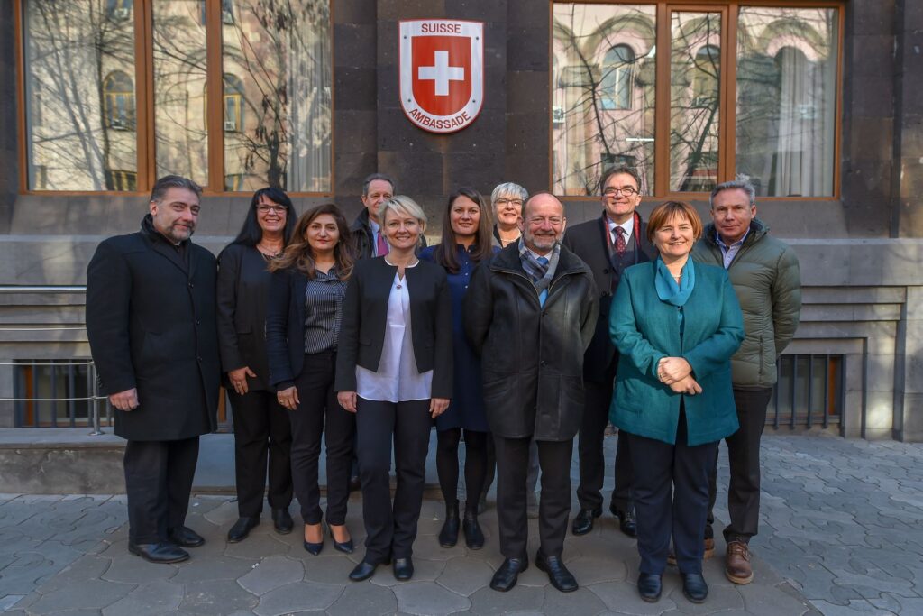 Sarkis Shahinian e il Gruppo parlamentare Svizzera-Armenia di fronte all'ambasciata elvetica a Yerevan