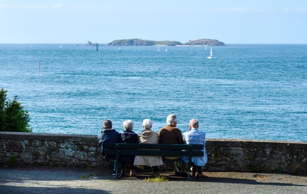 Anziani seduti su una panchina
