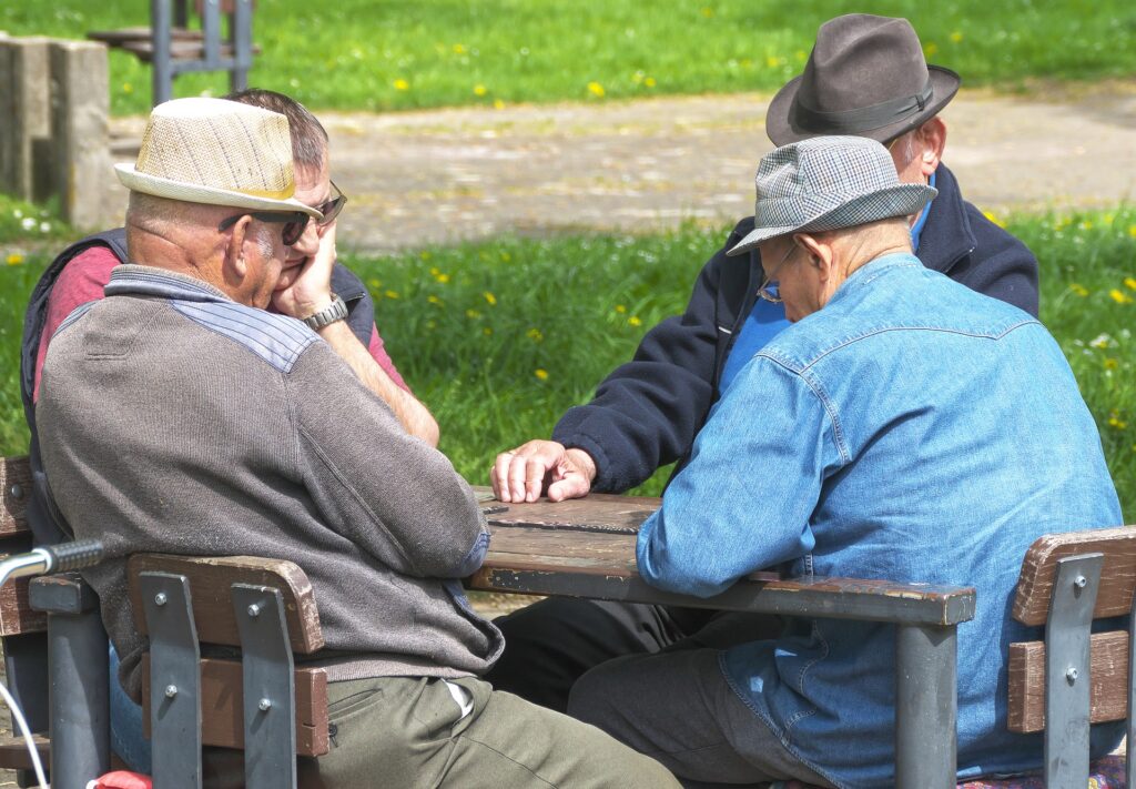 Anziani seduti a un tavolo