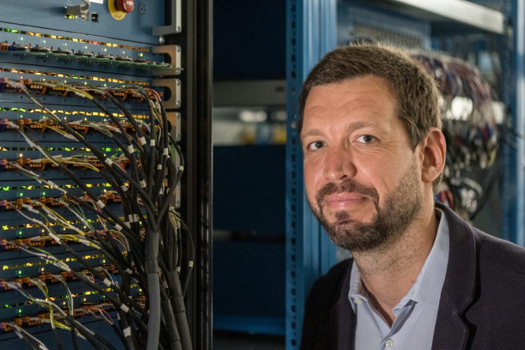 Corsin Battaglia nel laboratorio di test delle batterie. Sullo sfondo, un potenziostato multibanda.