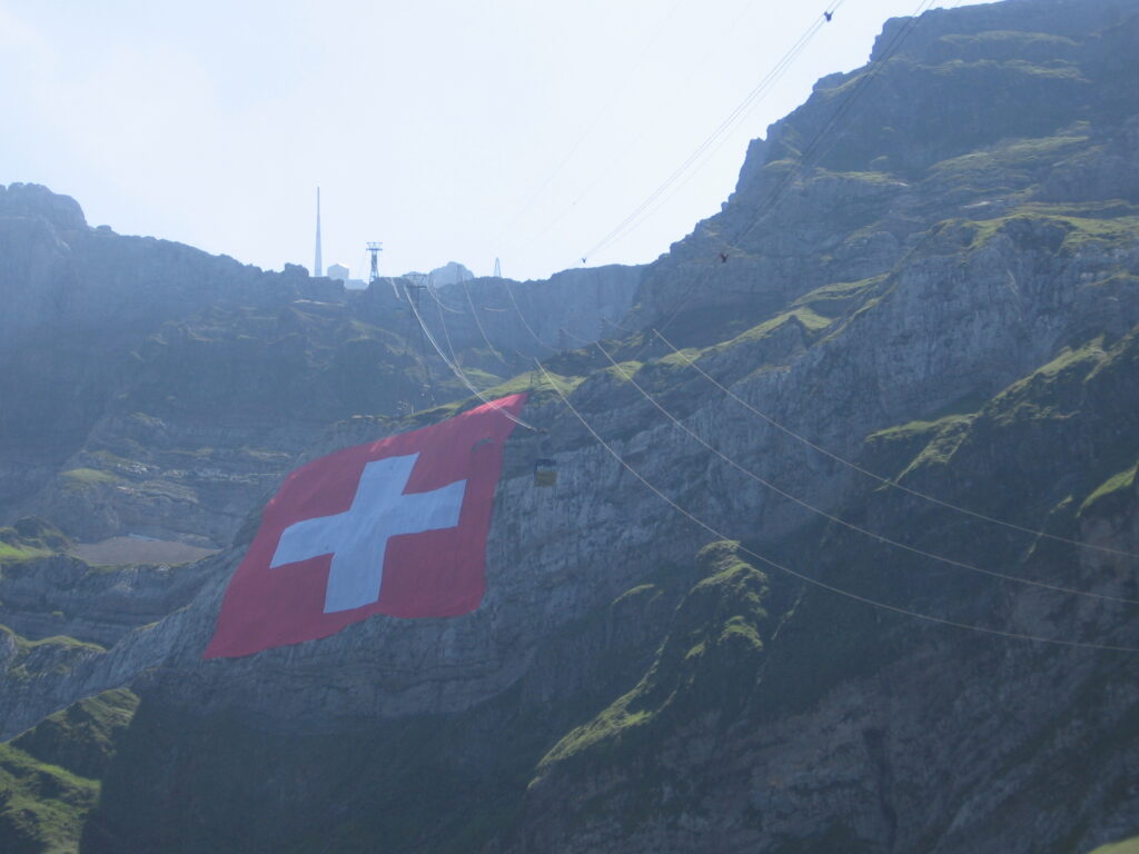 La più grande bandiera svizzera del mondo montata sul Säntis in occasione della festa nazionale del 1. Agosto