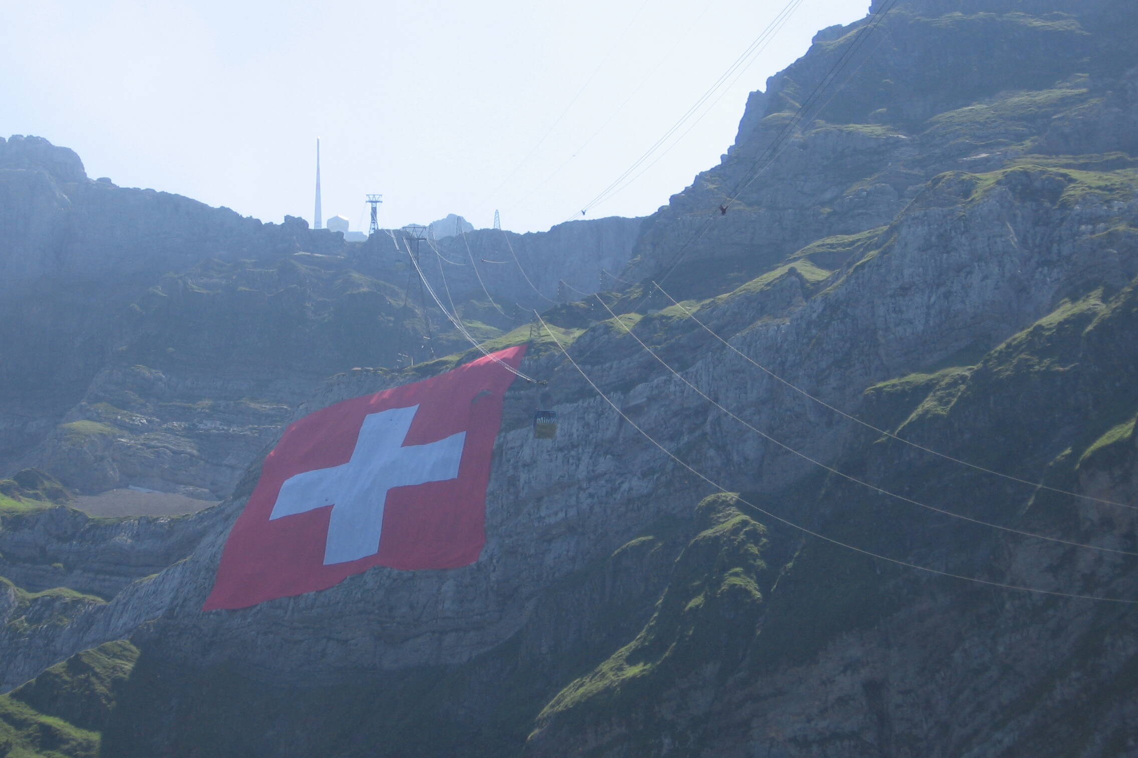 La più grande bandiera svizzera del mondo montata sul Säntis in occasione della festa nazionale del 1. Agosto