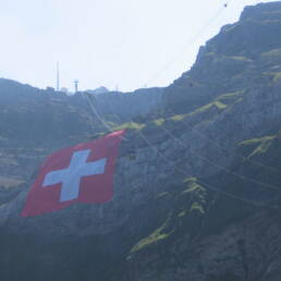 La più grande bandiera svizzera del mondo montata sul Säntis in occasione della festa nazionale del 1. Agosto