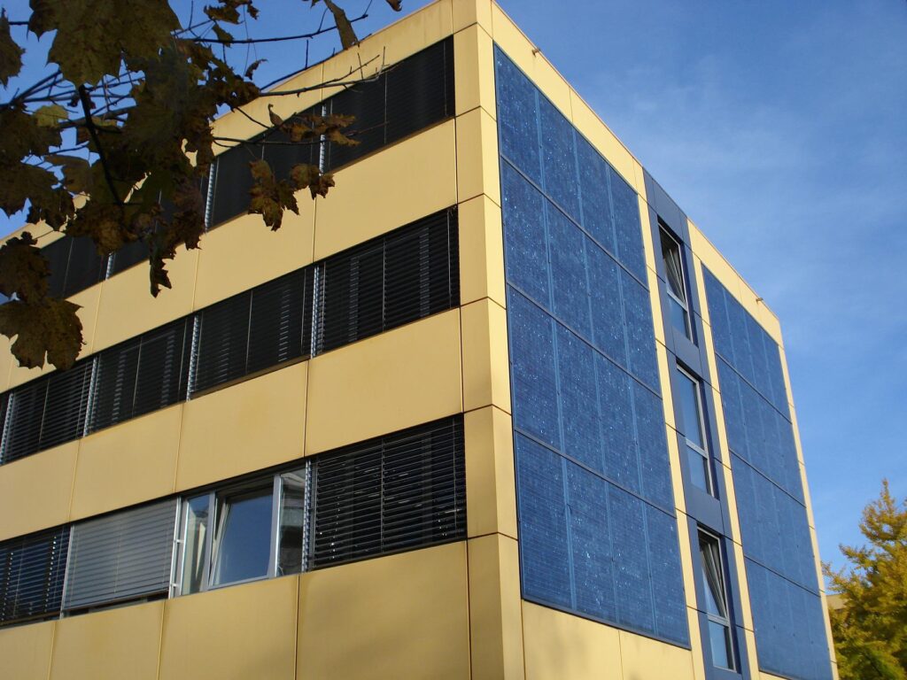 Facciata di pannelli solari a Losanna (Svizzera)