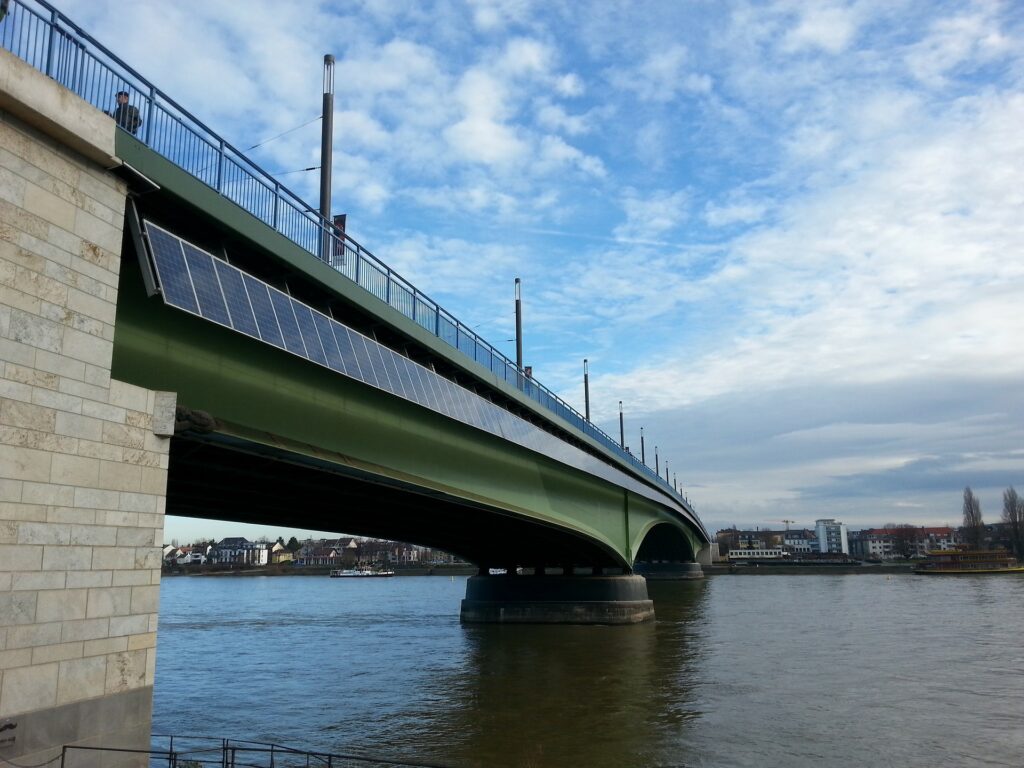 Pannelli Solari posozionati sul Kennedybrücke di Bonn (Germania)
