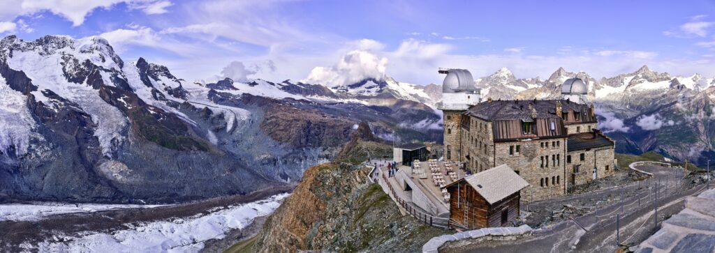 Kulmhotel Gornergrat das höchstgelegene Hotel der Schweizer Alpen. Photo by Xavier von Erlach on Unsplash