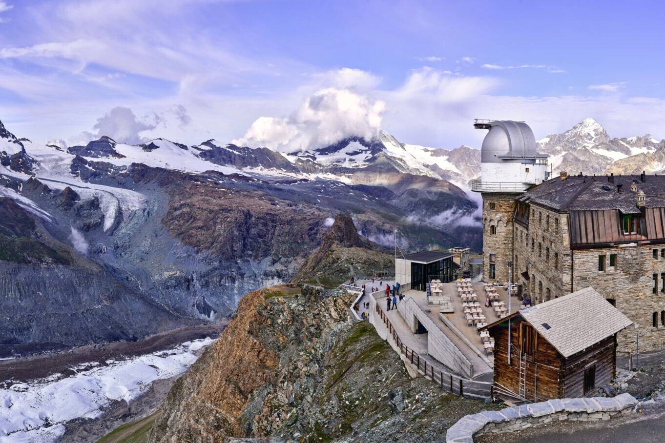 Kulmhotel Gornergrat das höchstgelegene Hotel der Schweizer Alpen. Photo by Xavier von Erlach on Unsplash