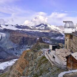 Kulmhotel Gornergrat das höchstgelegene Hotel der Schweizer Alpen. Photo by Xavier von Erlach on Unsplash