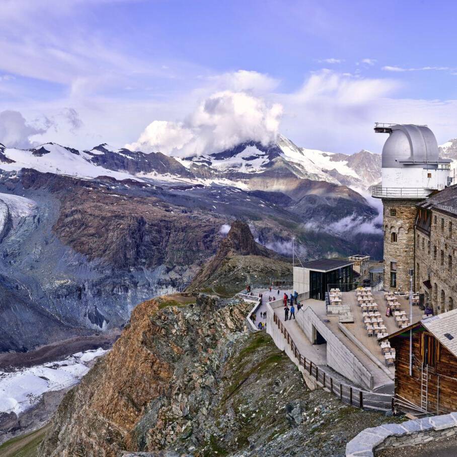 Kulmhotel Gornergrat das höchstgelegene Hotel der Schweizer Alpen. Photo by Xavier von Erlach on Unsplash