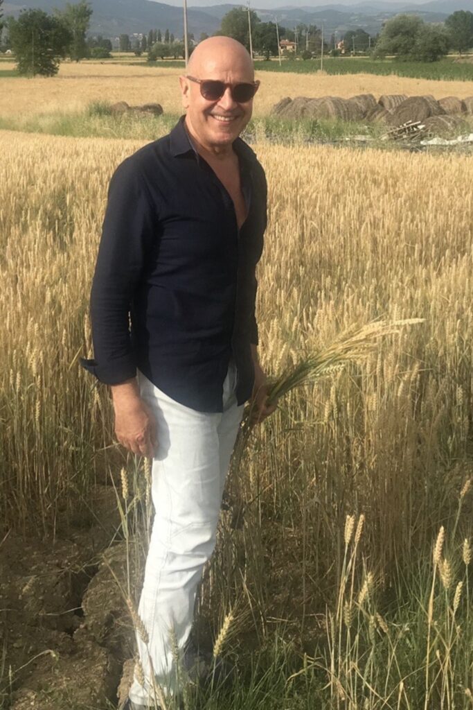 Il Dott. Raimondo Pische in un campo di grano