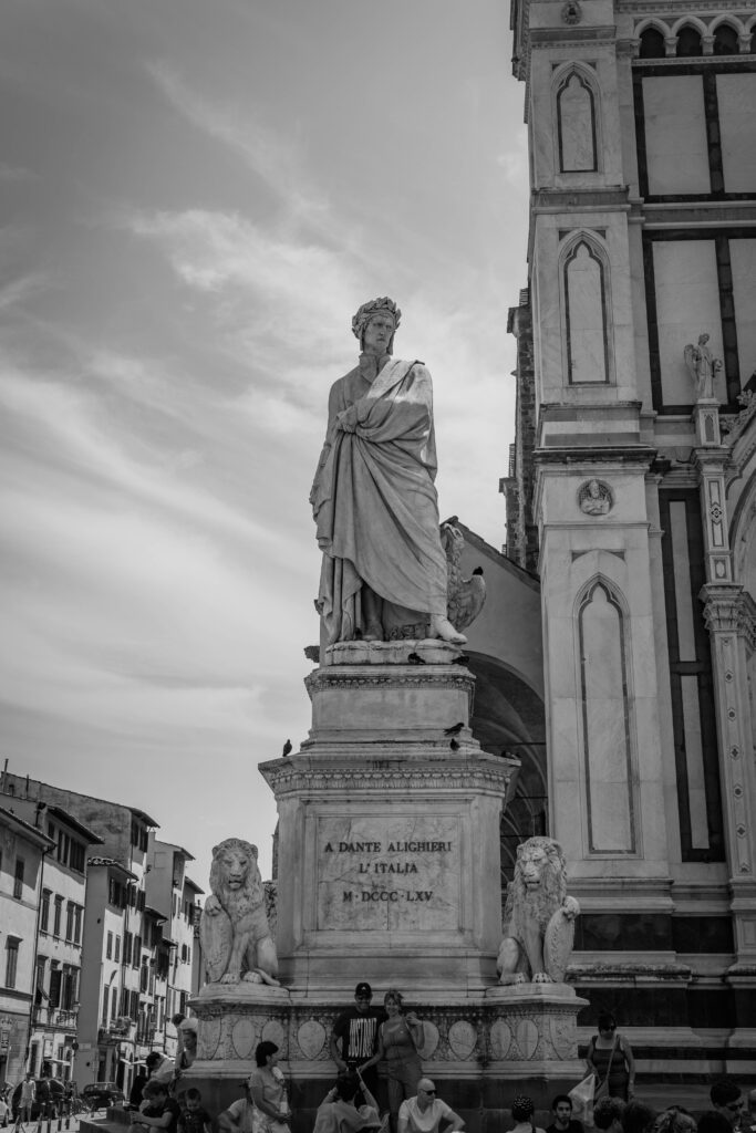 Statua di Dante Alighieri a Firenze Photo by Folco Masi on Unsplash