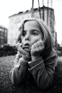 Bambina pensierosa Photo by Henrikke Due on Unsplash