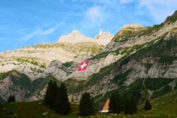 Sul Säntis, ogni anno in occasione della festa nazionale, viene installata una bandiera Svizzera considerata la piu grande del mondo