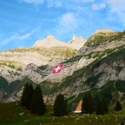 Sul Säntis, ogni anno in occasione della festa nazionale, viene installata una bandiera Svizzera considerata la piu grande del mondo