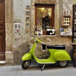 Un negozio di prodotti tipici italiani Foto di Robert Allmann da Pixabay