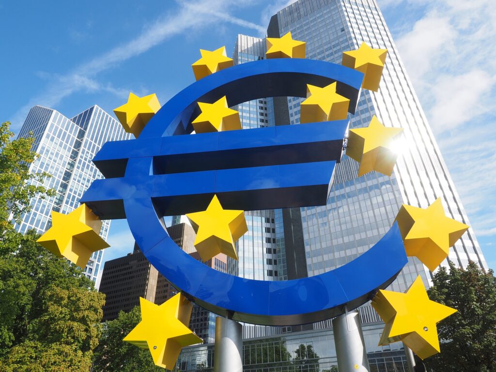 euro sculpture in Frankfurt Photo by Hans Braxmeier on Pixabay