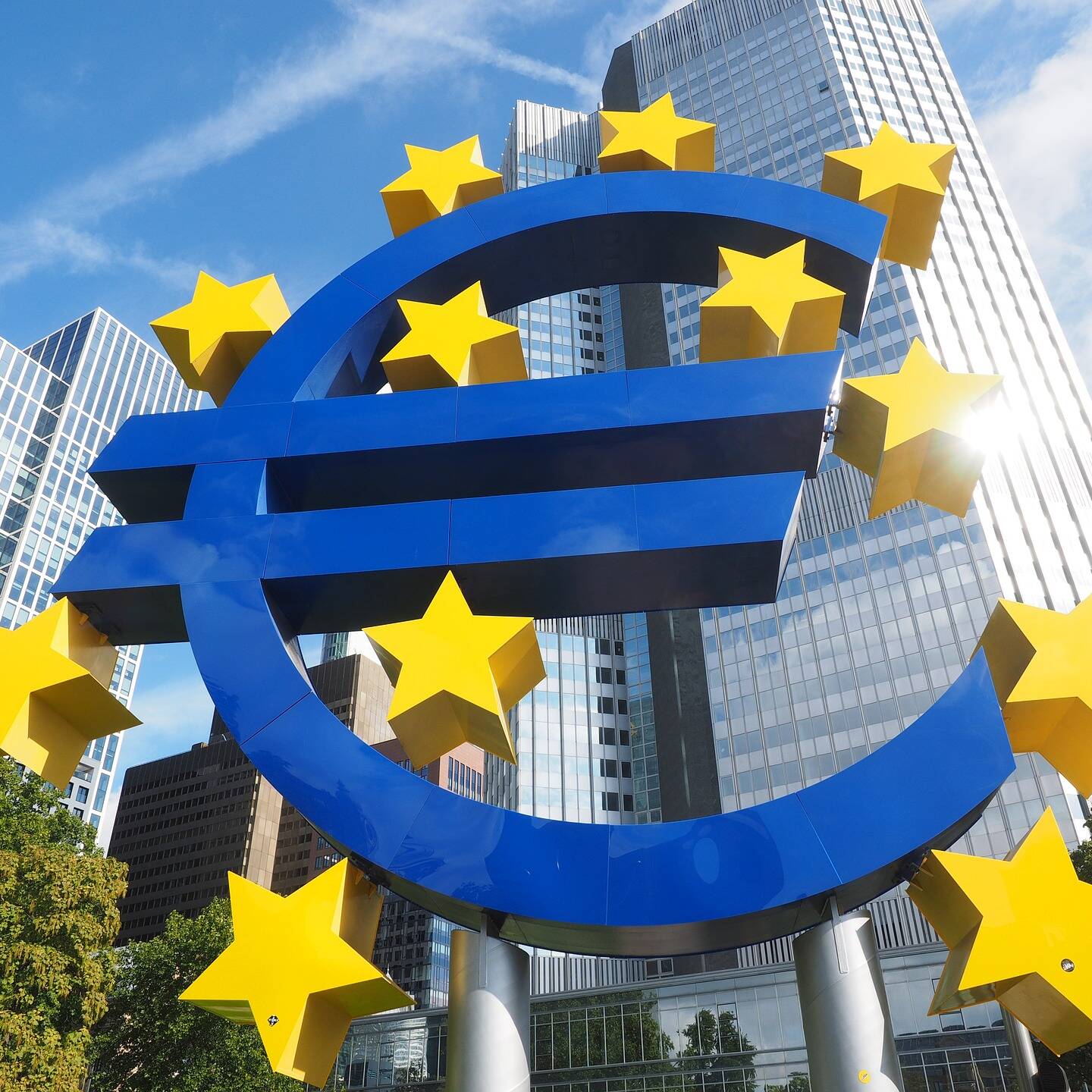 euro sculpture in Frankfurt Photo by Hans Braxmeier on Pixabay