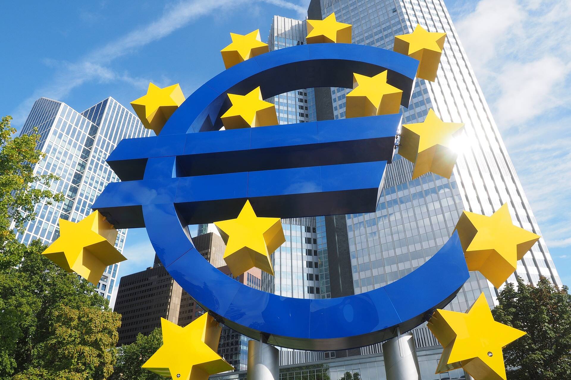 euro sculpture in Frankfurt Photo by Hans Braxmeier on Pixabay