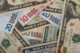 Un mucchio di Euro e dollari