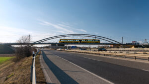 Almost 130 meters long, weighing around 1,500 tons: the light rail bridge better connects Stuttgart to the airport. Image: sbp/Andreas Schnubel