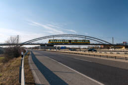 Almost 130 meters long, weighing around 1,500 tons: the light rail bridge better connects Stuttgart to the airport. Image: sbp/Andreas Schnubel 