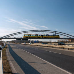 Almost 130 meters long, weighing around 1,500 tons: the light rail bridge better connects Stuttgart to the airport. Image: sbp/Andreas Schnubel